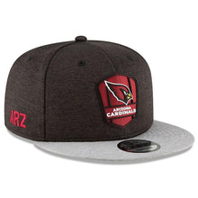Load image into Gallery viewer, New Era Arizona Cardinals Black/Heather Gray 2018 NFL Sideline Road Official 9FIFTY Snapback Adjustable Hat