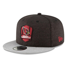 Load image into Gallery viewer, New Era Arizona Cardinals Black/Heather Gray 2018 NFL Sideline Road Official 9FIFTY Snapback Adjustable Hat